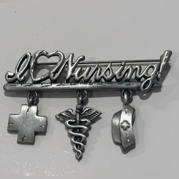 JJ Nursing I Heart Nursing brooch - Picture 1 of 3